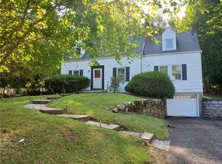 79 Cragmere Rd, Airmont, NY 10901
