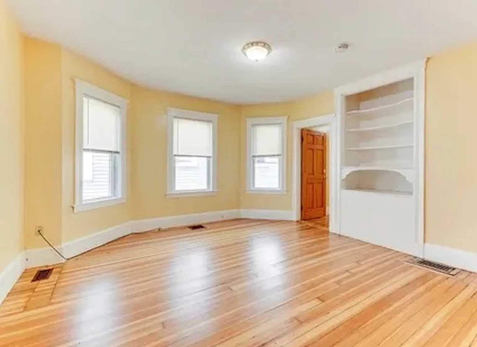 3 bed, 3285 sqft, $3,300 — Photo 3
