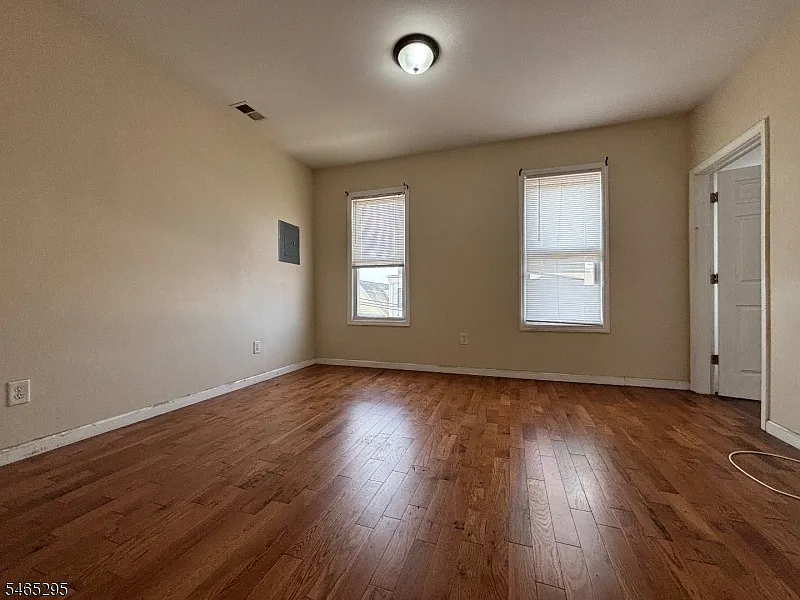 3 bed, 1.0 bath, $2,500 — Photo 4