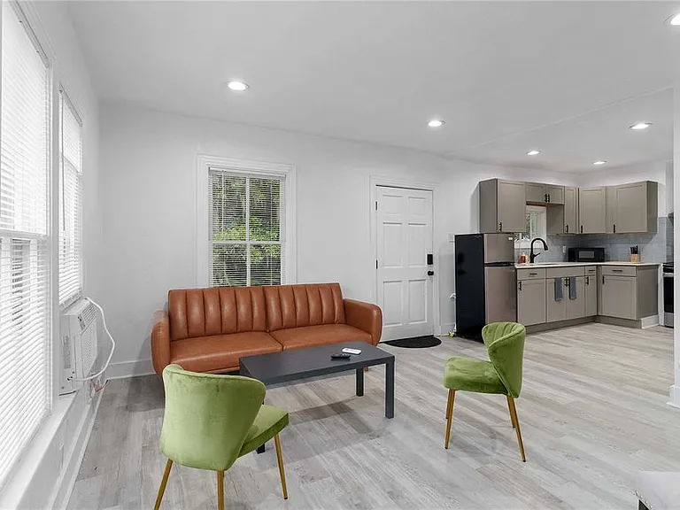 412 E Harwood St #3 — Photo 3