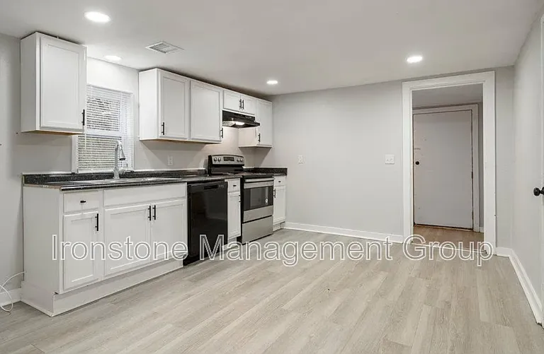 1103 N Franklin Ave W — Photo 1