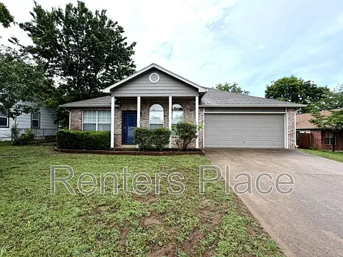 312 W Sycamore St Photo 1