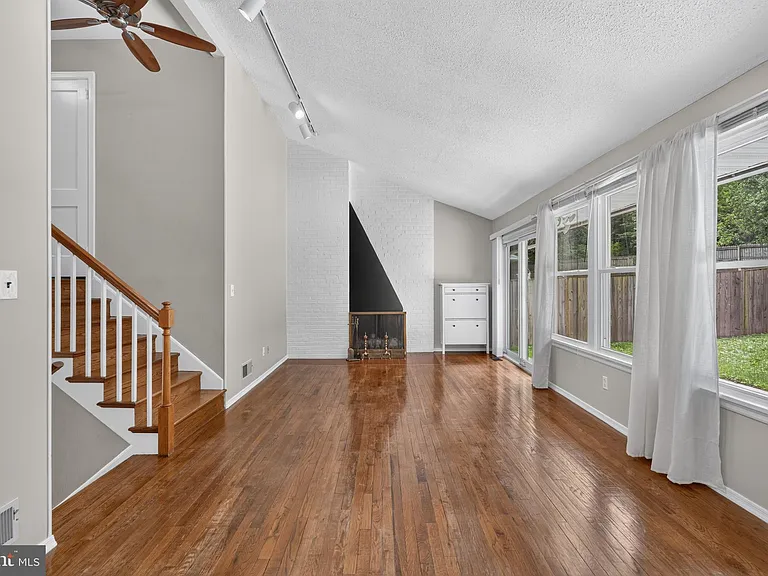 7027 Jefferson Ave — Photo 14