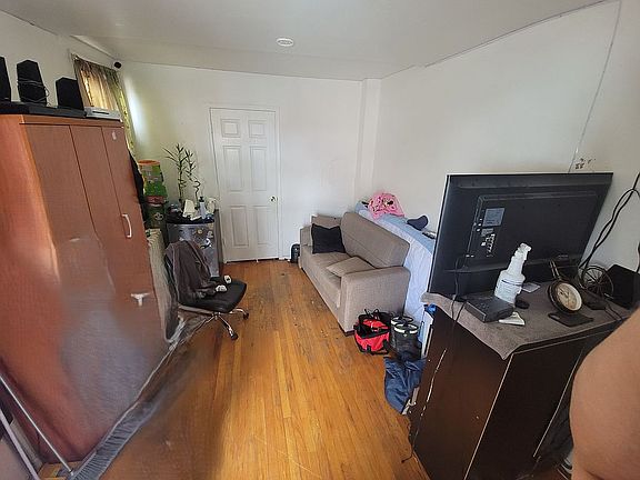 4th image of 400 Cliff St