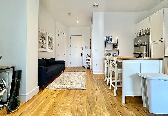 Rented by PREMIUM US INC | media 17