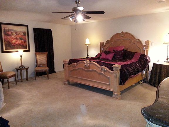 HUGE MASTER SUITE (20x20)