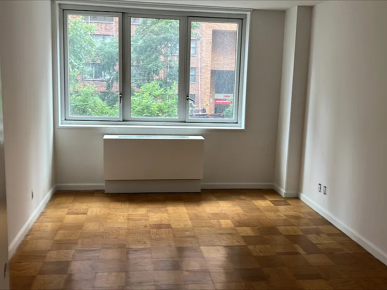115 E 34th St #307 — Photo 6