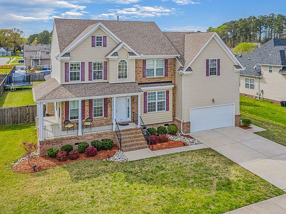 3rd image of 827 Dawson Cir