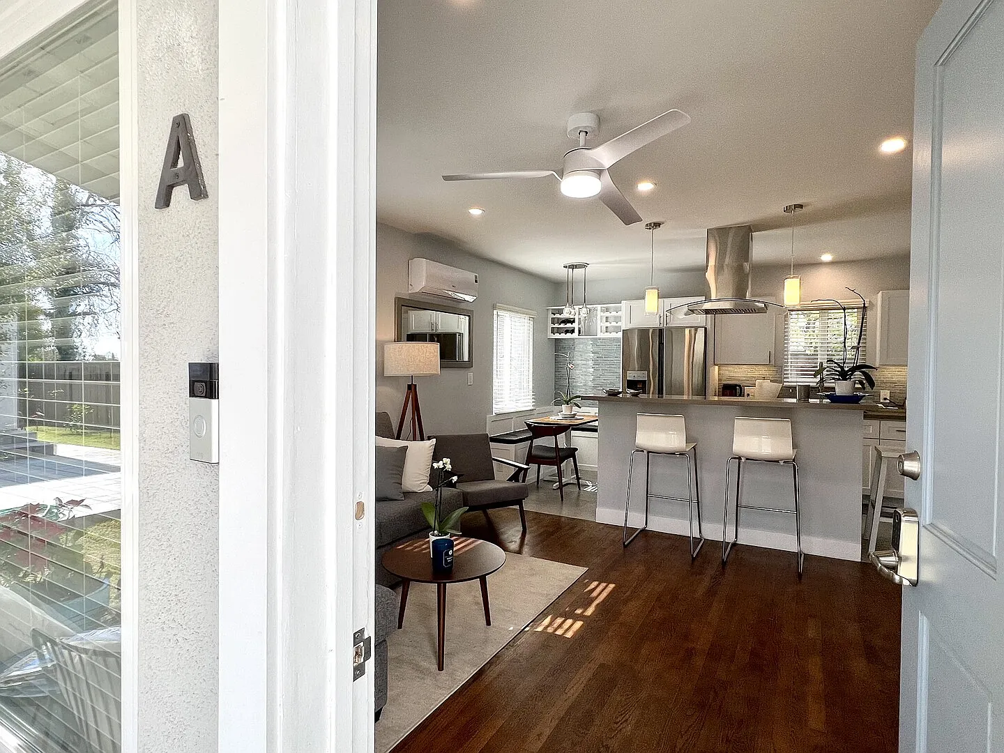 Dwell Art Gallery Home ~ Cozy Cottage Santa Monica — Photo 2
