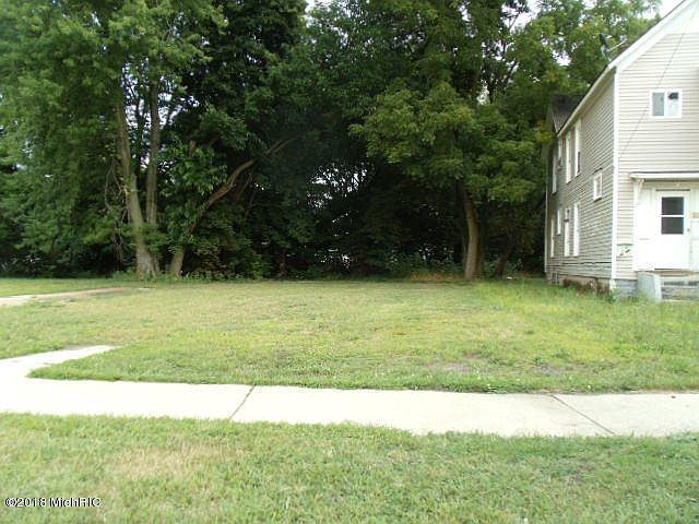 2nd image of 385 Pipestone St