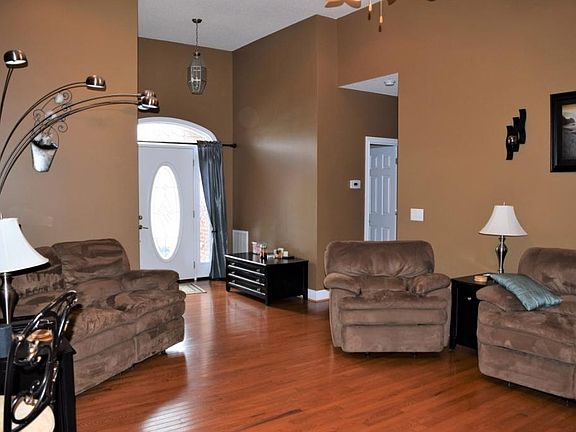 2nd image of 387 Wyndham Dr