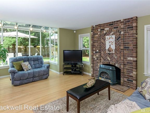 5th image of 915 SE Surrey Trace Dr