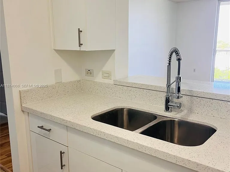 900 SW 8th St #806 — Photo 21