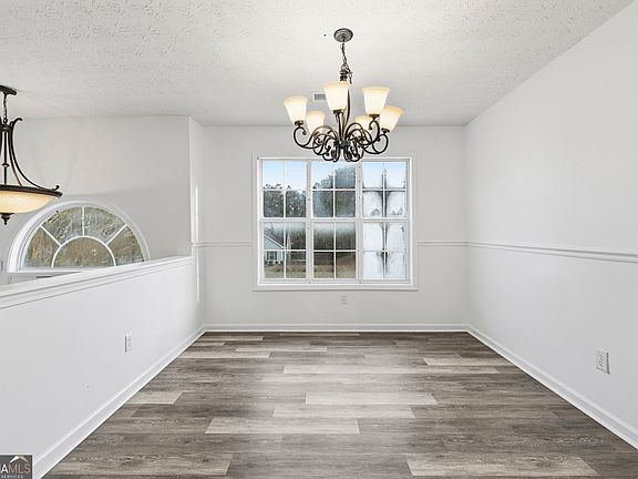5th image of 285 Chestnut Dr