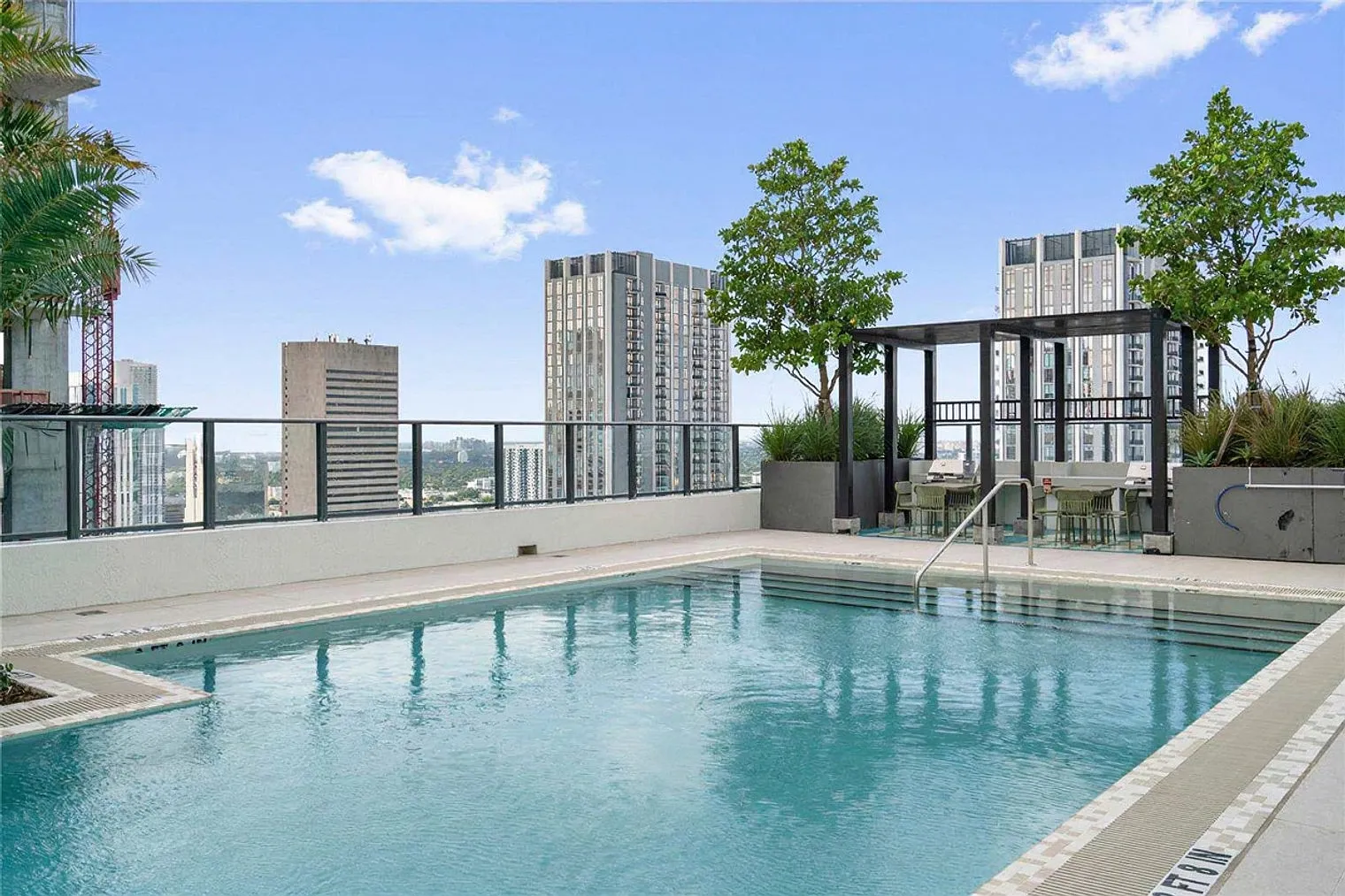 1 bed, 1.0 bath, 592 sqft, $3,356 — Photo 2