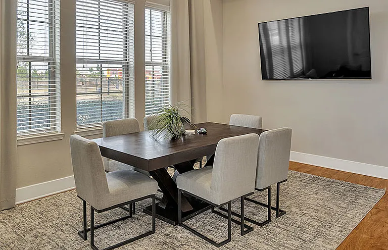 Retreat at Fremaux Town Center Apartments — Photo 21
