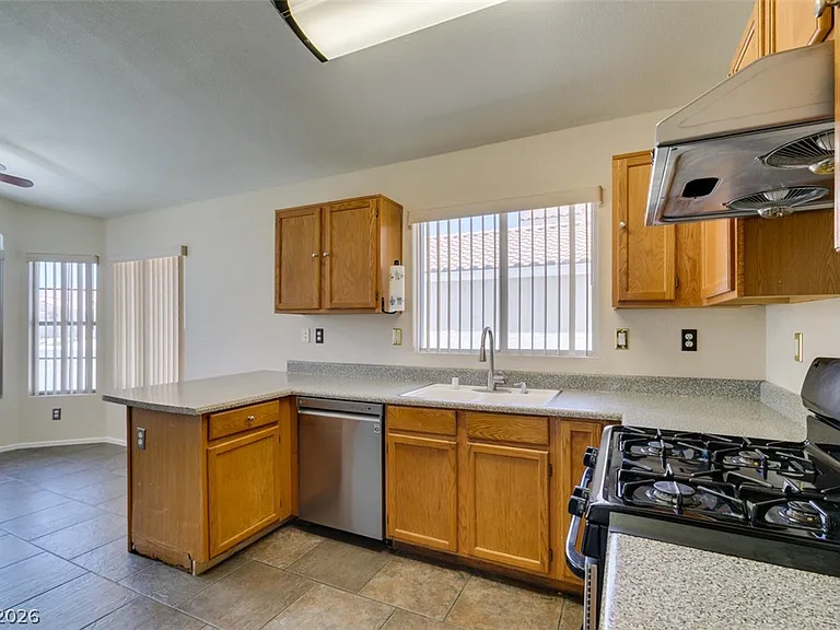 8168 W Gilmore Ave — Photo 15