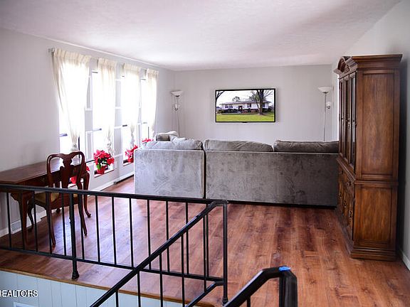 5th image of 621 Belle Glade Ln