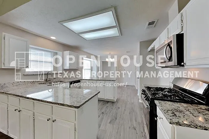 546 Newberry St — Photo 6