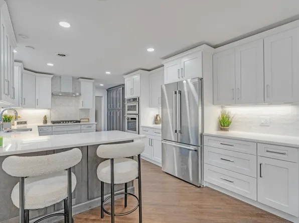 388 Carriage Ln, Wyckoff, NJ 07481