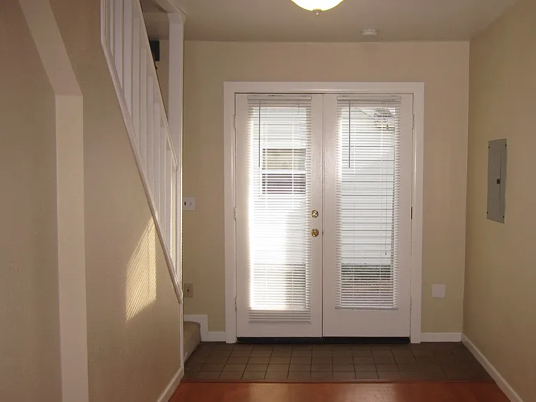 365 SE Miller Ave — Photo 4