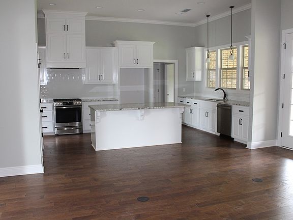 3rd image of 106 Ayreswood Dr