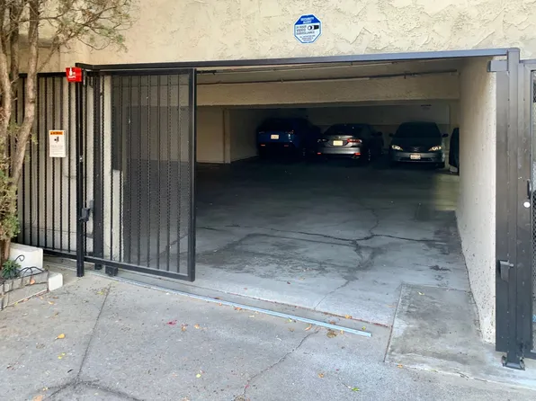 Luxury Living At An Affordable Price, 10949 Palms Blvd #13, Los Angeles, CA 90034