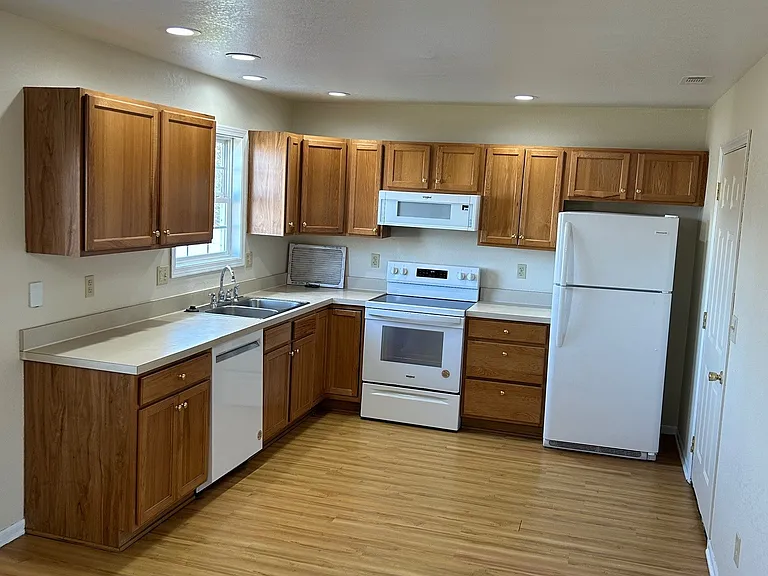 6888 Boston Dr — Photo 16