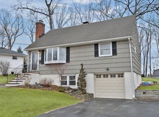 49 Hilltop Ter, Bloomingdale, NJ 07403