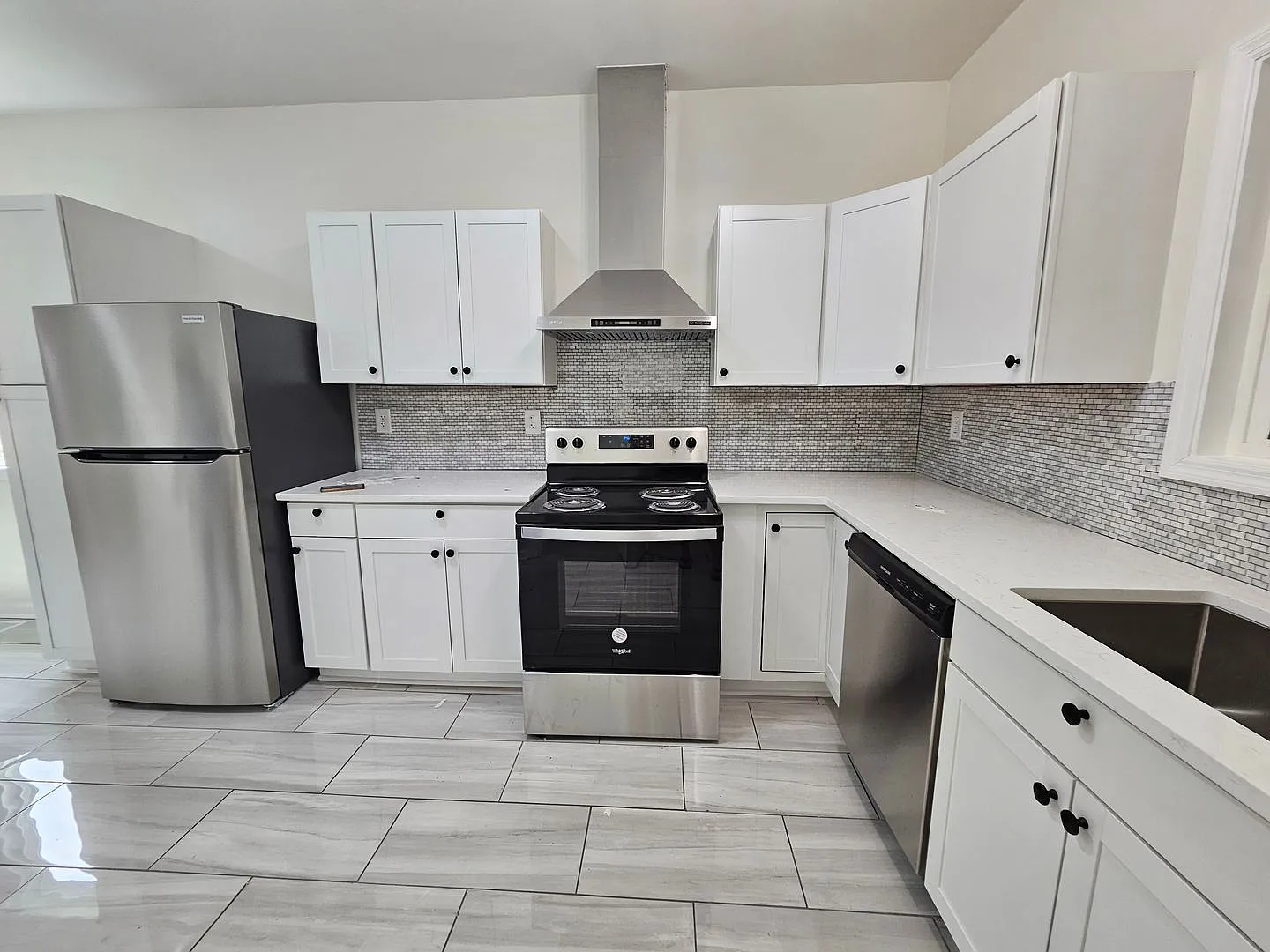 Beautiful 3BR/2BA Custom-Built Home with Fenced Yard & Large Deck — Photo 3
