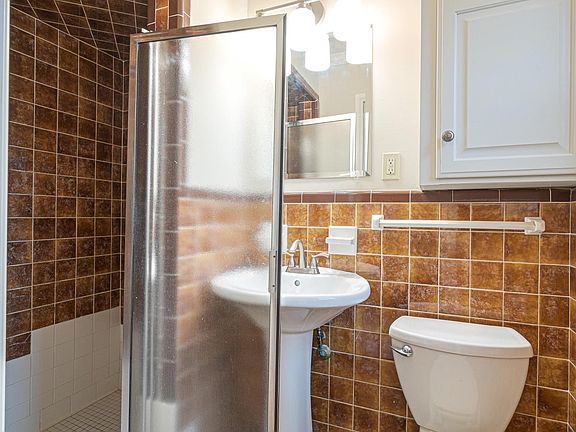 South bedroom's ensuite bath