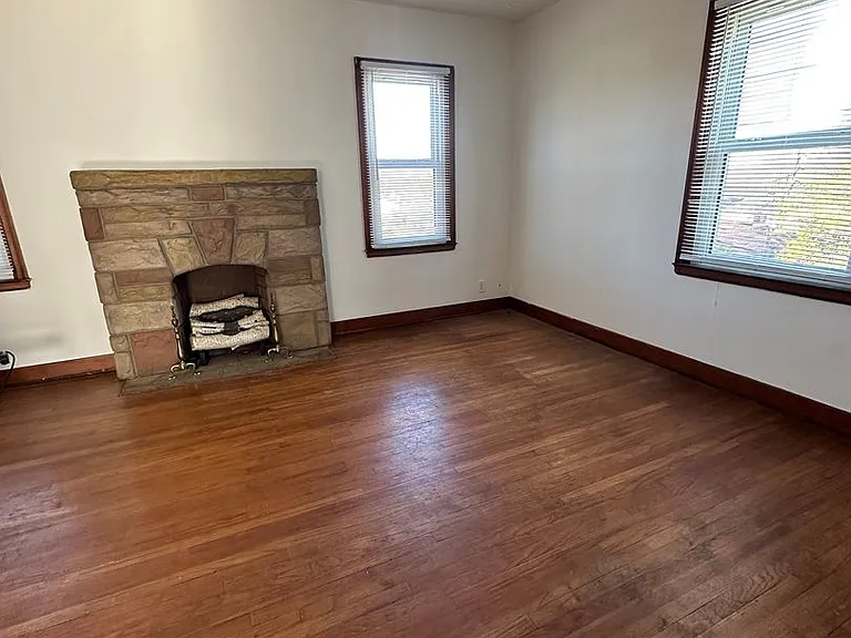1652 Roosevelt Ave — Photo 2