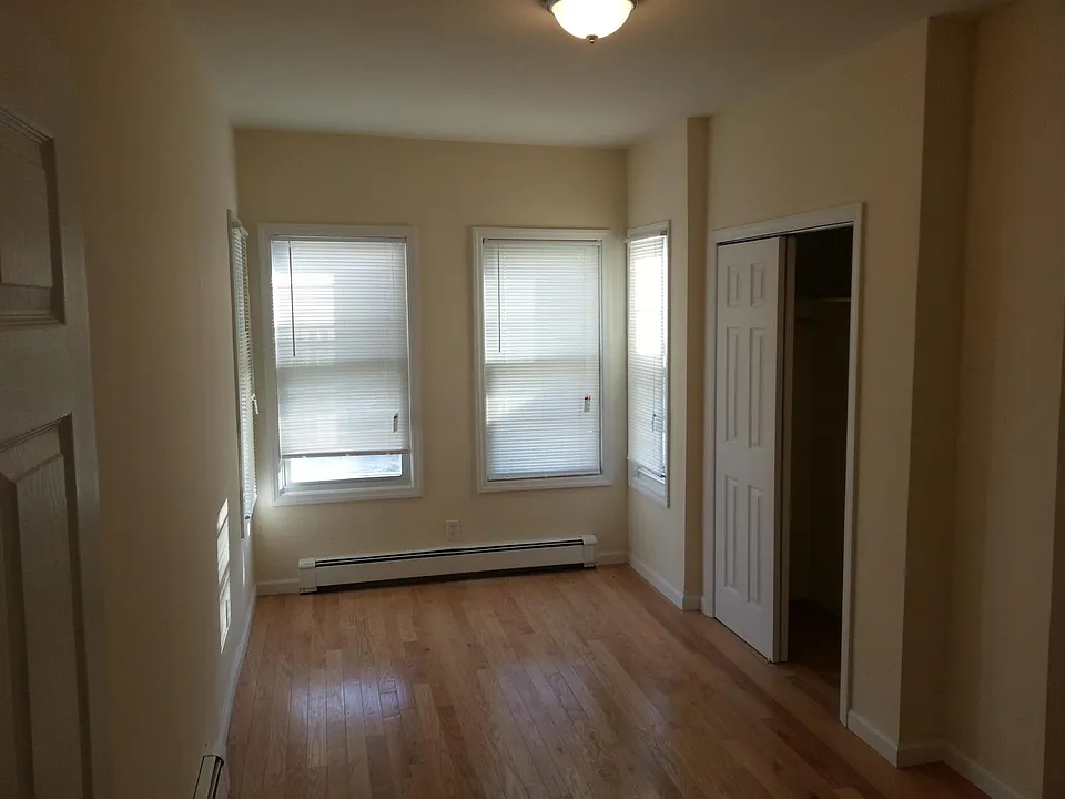 309 Hobart Ave #1