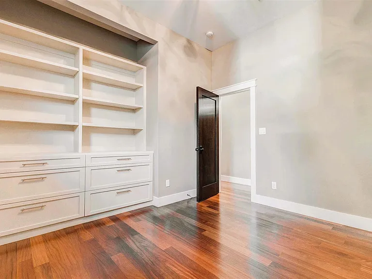 2219 Columbia St — Photo 36