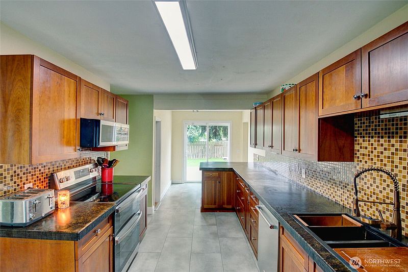 3rd image of 18011 McLean Road