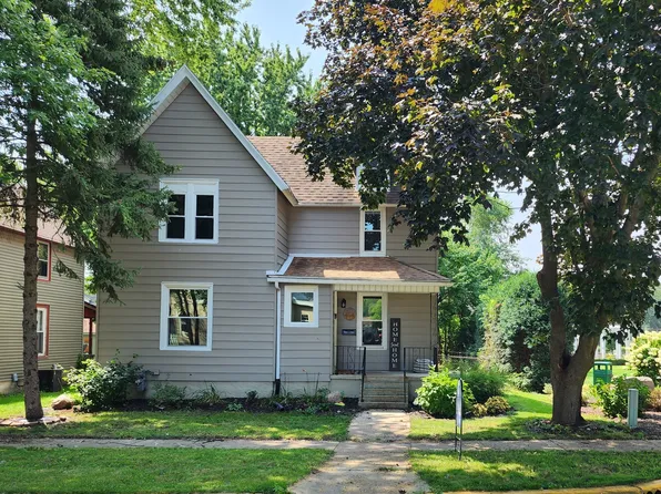 194 W 1st St, Manteno, IL 60950