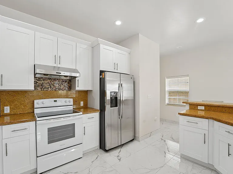 819 SW 7th Ave — Photo 6