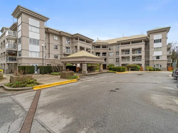 10533 University Dr #407, Surrey, BC V3T 5T7