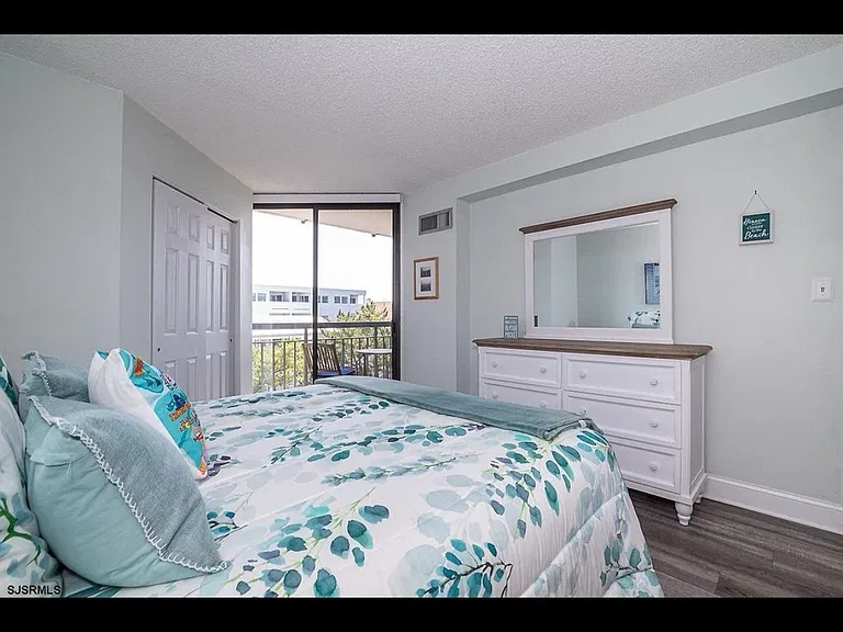 935 Ocean Ave #528 — Photo 4