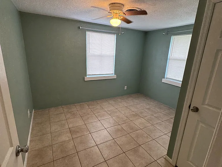 626 Yale St — Photo 17