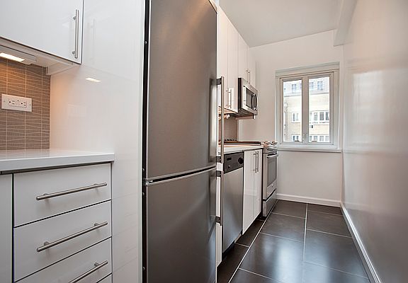 3rd image of 333 W 57th St APT 7F