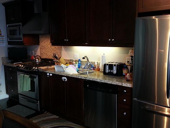4th image of 924 E Civic Center Dr