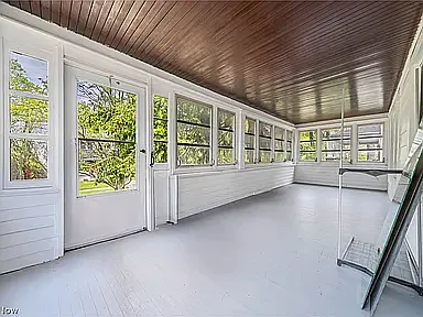 20180 Hillcrest Dr — Photo 2