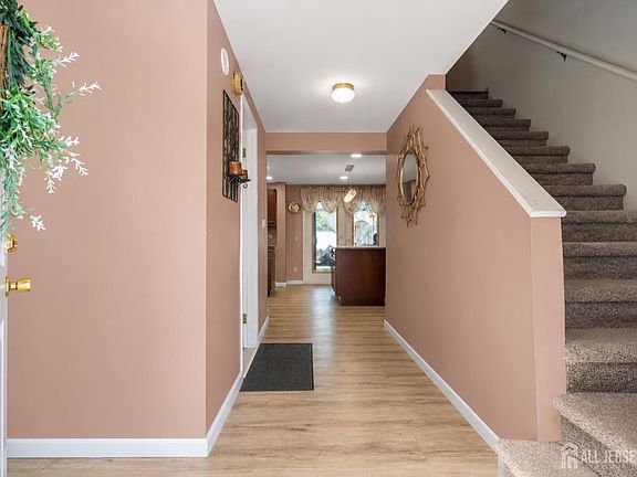 4th image of 40 Jefferson Dr