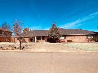 579 Sunset Dr, Watonga, OK 73772