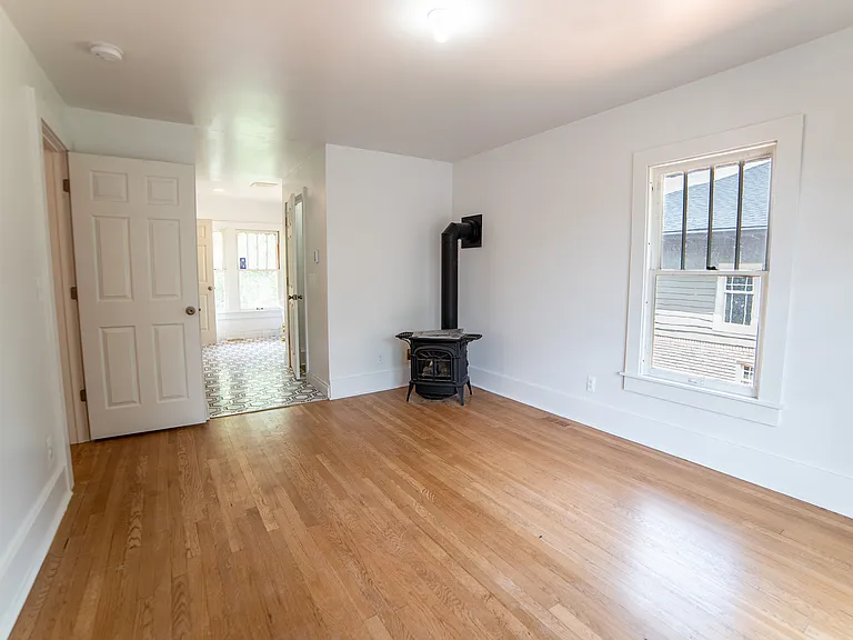815 W 4th St — Photo 16