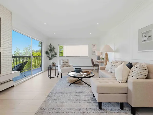 330 W 2d St #101, North Vancouver, BC V7M 1E1