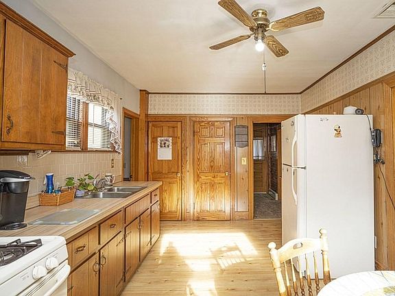 4th image of 1032 Somerset Ave