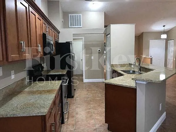 3 bed, 2.0 bath, 1393 sqft, $2,005 — Photo 4