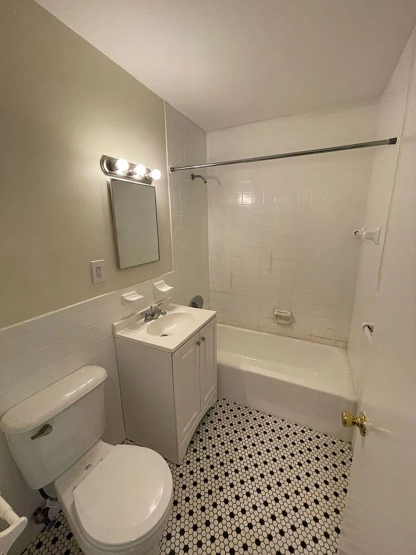 1-Bed w/ h & hw — Photo 3